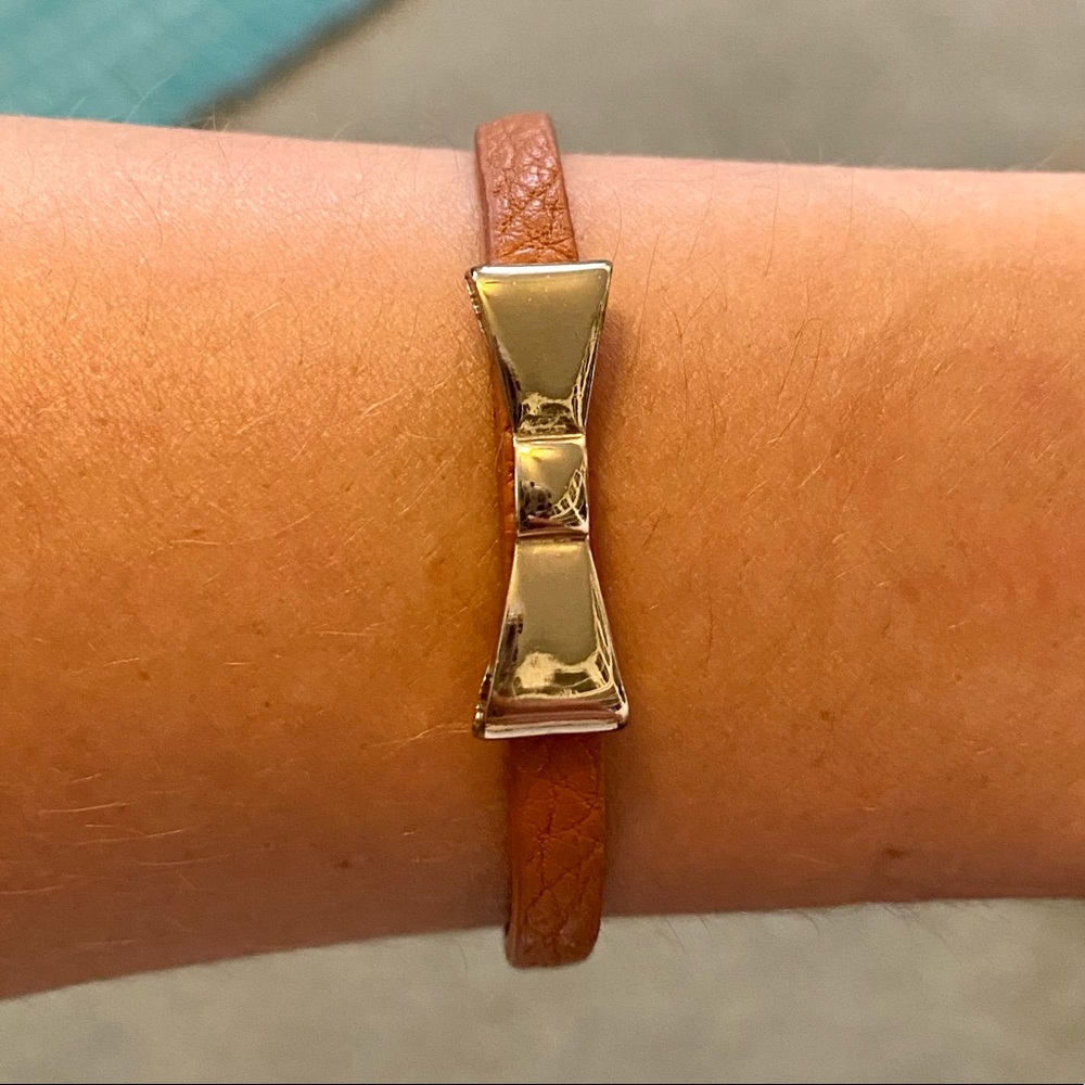 ADORABLE DAINTY LEATHER BRACELET WITH GOLD BOW! MAGNETIC CLASP! NEVER WORN! 🤎✨